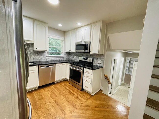 Building Photo - 2706 Eaton Pl