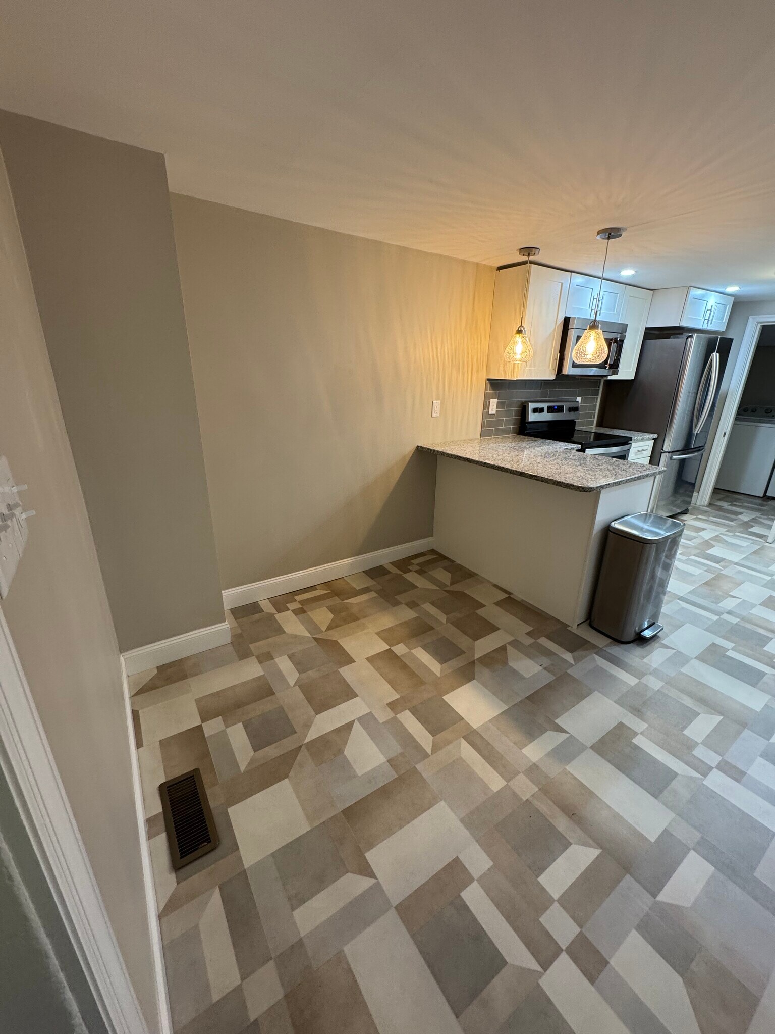 Building Photo - 554 Walnut St