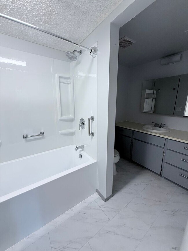 Building Photo - Charming 3-Bed Condo in Quail Run | Pool, ...