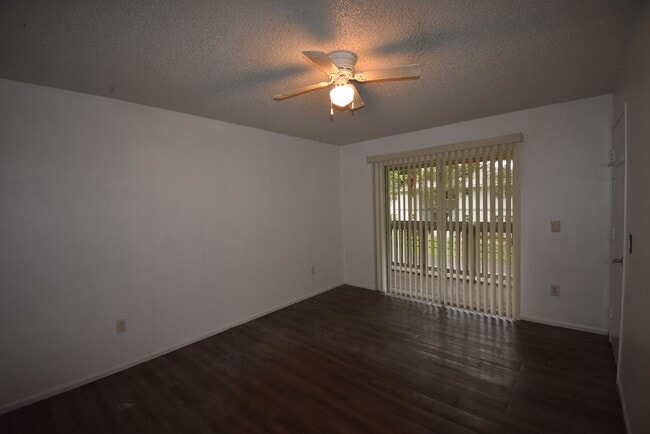 Building Photo - OCALA: 2 Bed/2 Bath, 2nd Floor Condo in Co...