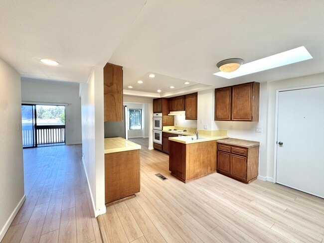Building Photo - AVAILABLE NOW: BIG College Area Townhome 4bd/2.5ba HUGE garage, AC, pool, W/D