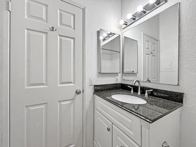 Building Photo - Charming 2BD/2BA Condo in Normal Heights w...
