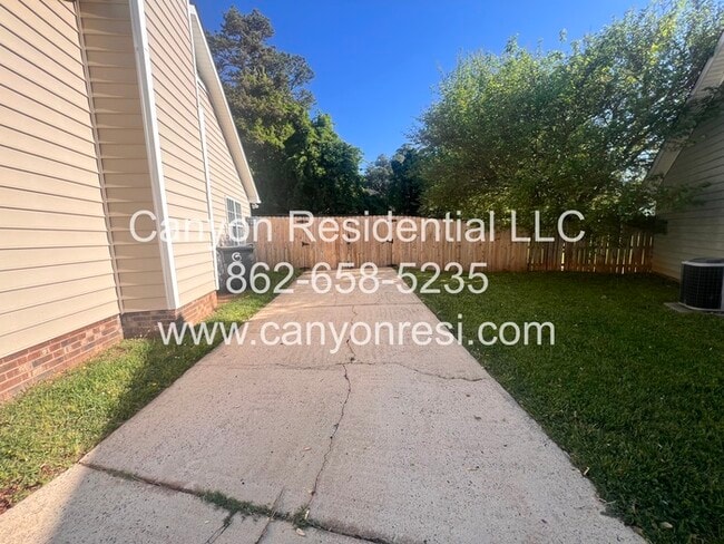 Building Photo - Hurry this Home won't last long! Great 3BR...