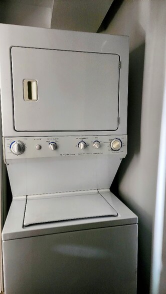 Building Photo - 27760 Alpen Dr