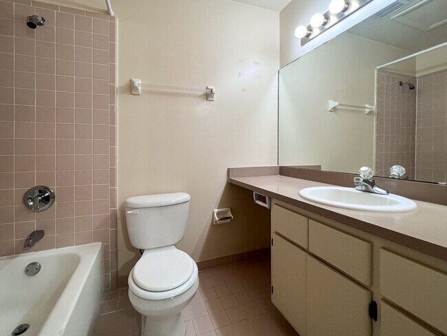 Building Photo - 2/2 Flat in Napier Oaks available Early August!