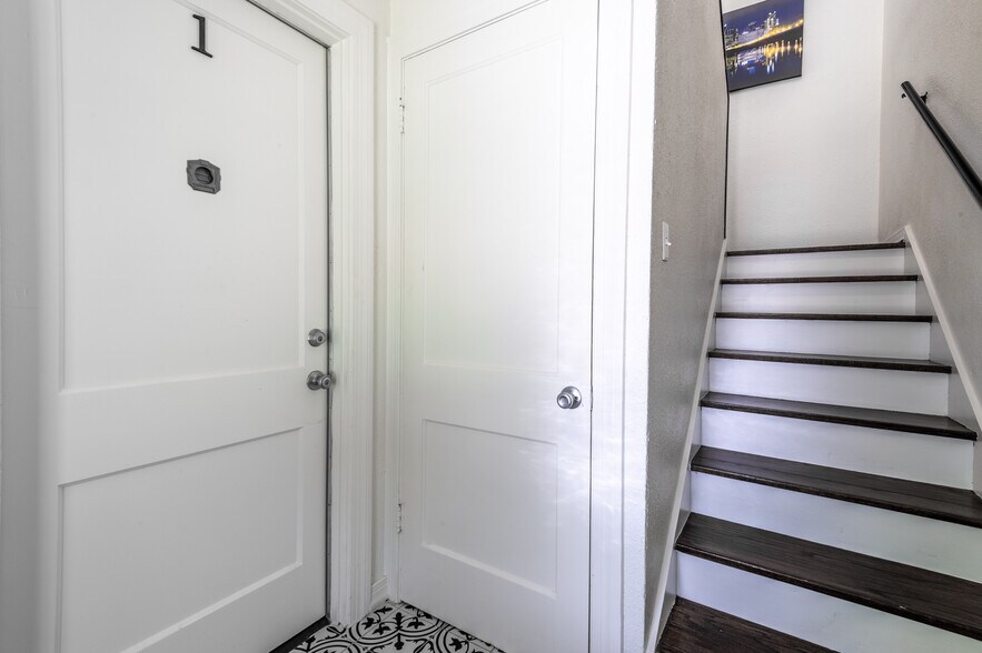 Foyer - 3509 Asbury St