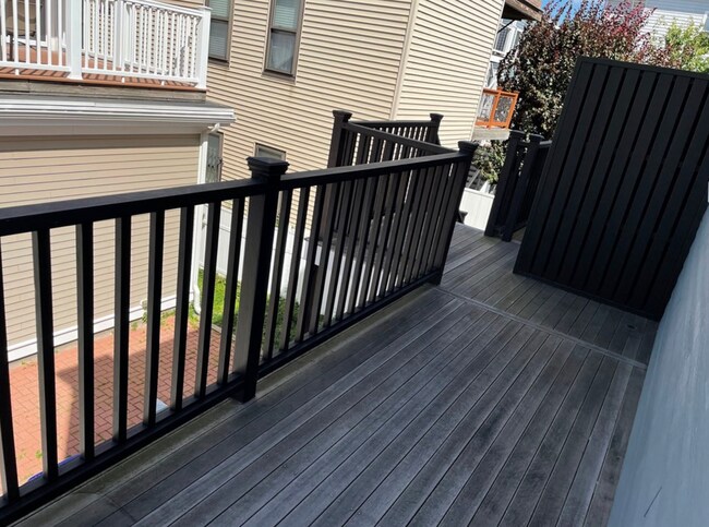 Building Photo - Spacious Townhouse - with parking!