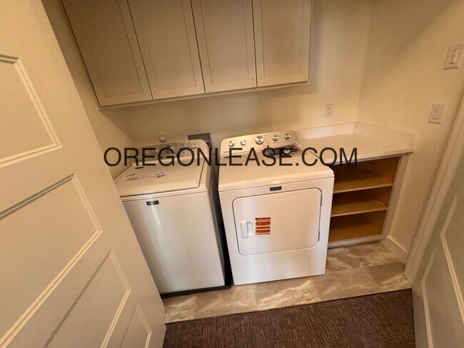 Building Photo - Brand new 3 bedroom 2.5 bath Coburg townhome