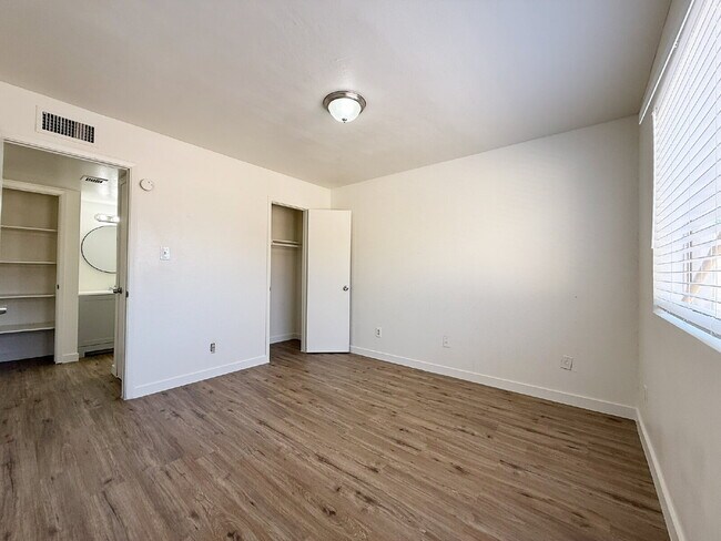 Building Photo - Fully Remodeled 2-Bedroom Townhome in Prim...