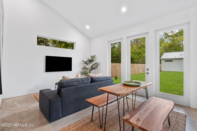 Building Photo - 581 Hazel St