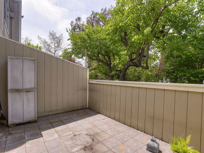 Building Photo - "Charming 2-Bed, 2-Bath Menlo Park Retreat...