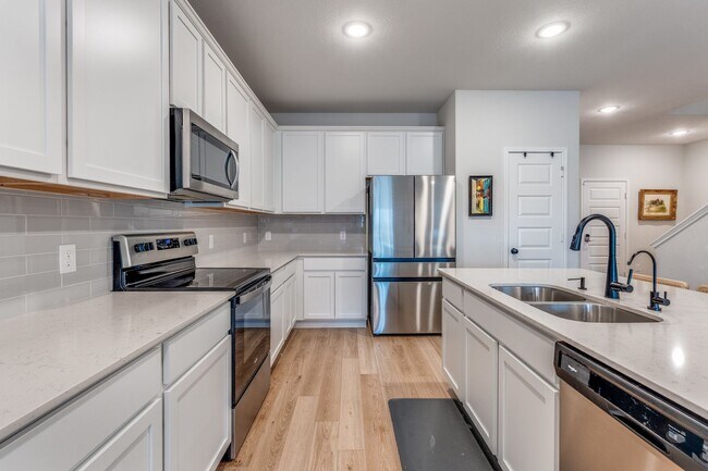 Building Photo - SPACIOUS 4-BEDROOM HOME IN BELLA ROSA