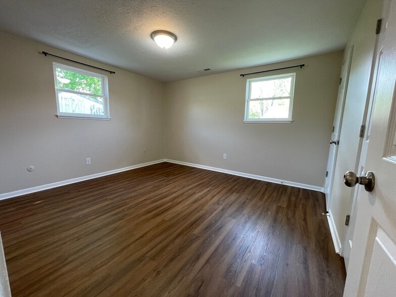 Building Photo - 19 Valley Park Dr