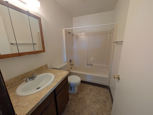 Building Photo - 275 Rose Ave