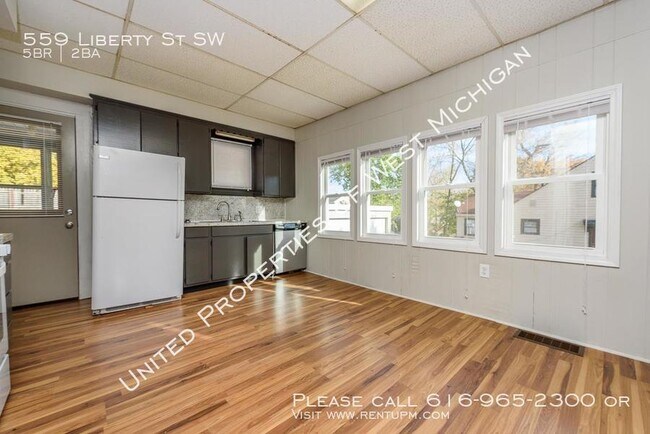 Building Photo - 559 Liberty St SW