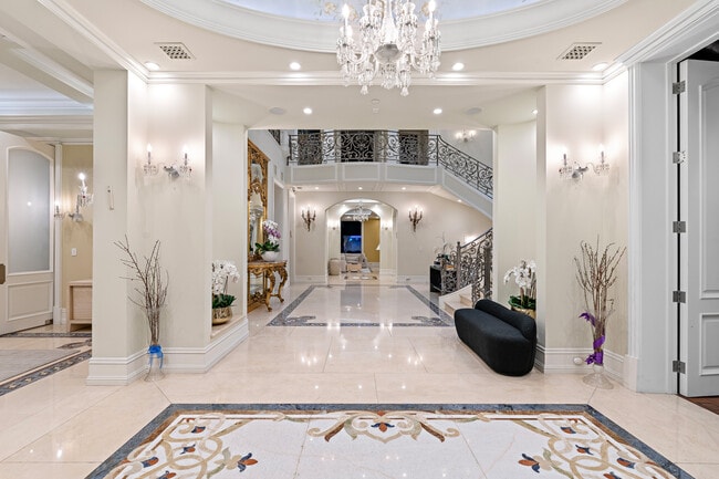 Building Photo - 718 N Rodeo Dr