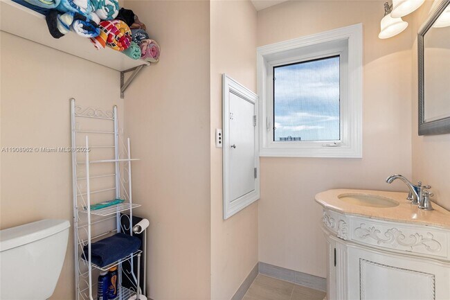 Building Photo - 70 Bay Colony Ln