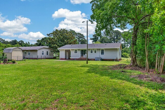 Building Photo - 2527 Country Club Rd