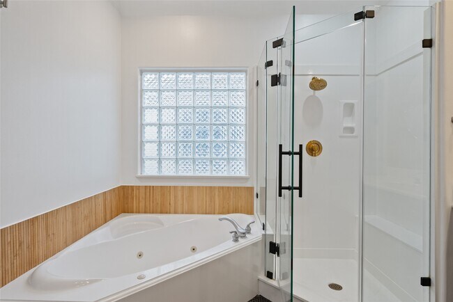 Building Photo - 1515 Hyde Park Blvd