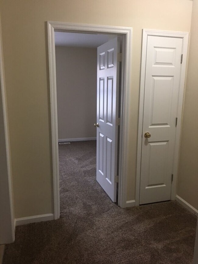 Building Photo - Mt Tabor Townhome Duplex         250520