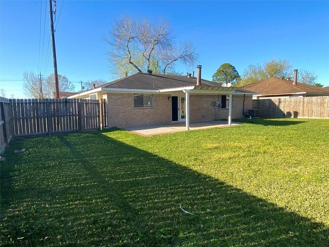 Building Photo - 302 El Toro Ln
