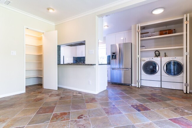 Building Photo - Beautiful 3b2b Home with Private Fenced Ya...