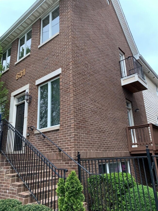 Building Photo - 631 W Main St