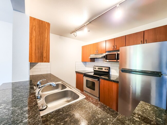 Building Photo - Beautifully Updated & Exceptionally Conven...