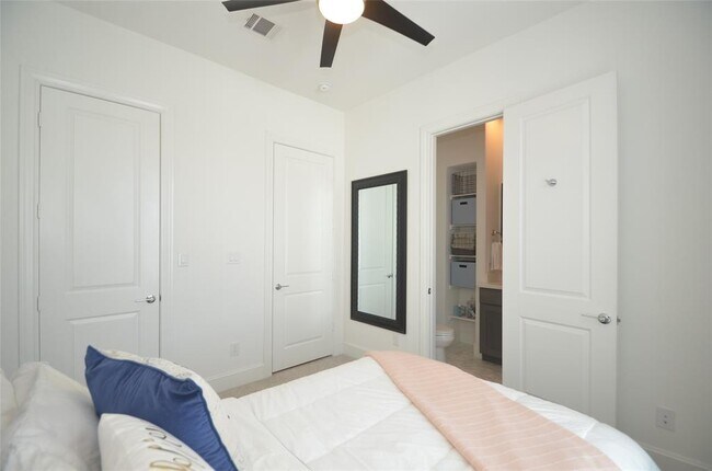 Building Photo - 8620 Emnora Ln