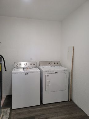 Building Photo - Remodeled 3 bed/2 bath in High Point/West Seattle with large fully fenced yard now at $2850!