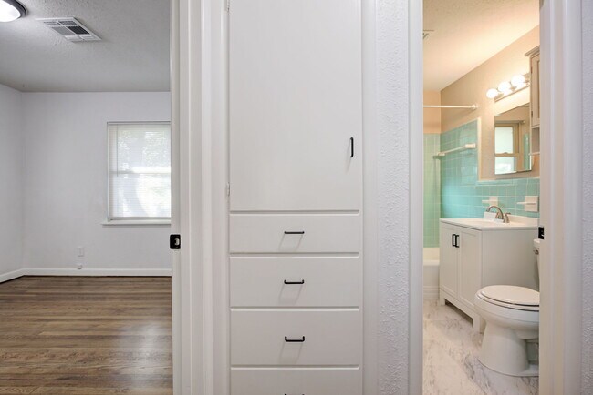 Building Photo - 806 Denison Dr