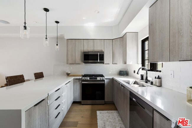 Building Photo - 738 Parkman Ave