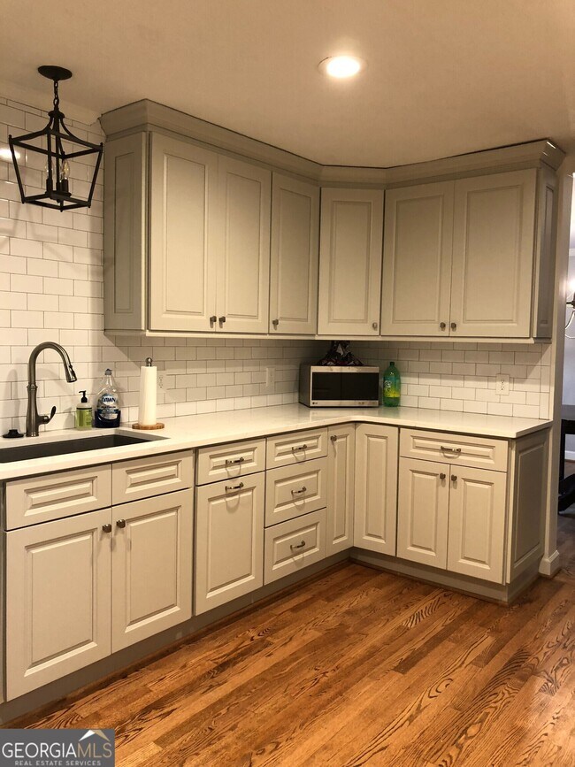 Building Photo - 2021 Woodbine Terrace NE