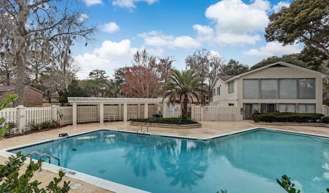 Building Photo - Charming Town Home Available August 12th.