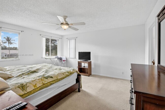 Building Photo - 9481 Oak Grove Cir