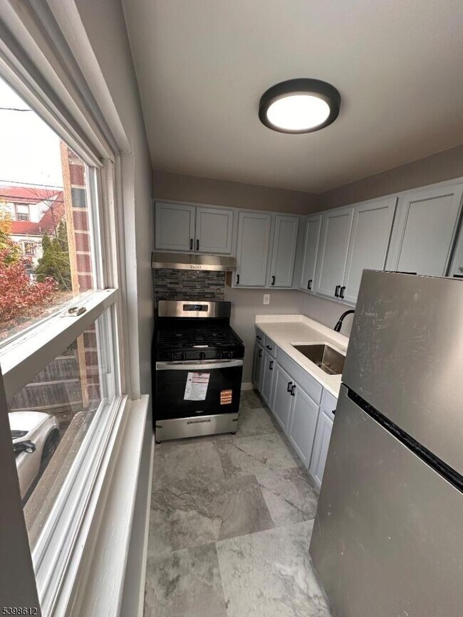 Building Photo - 916 Stuyvesant Ave.