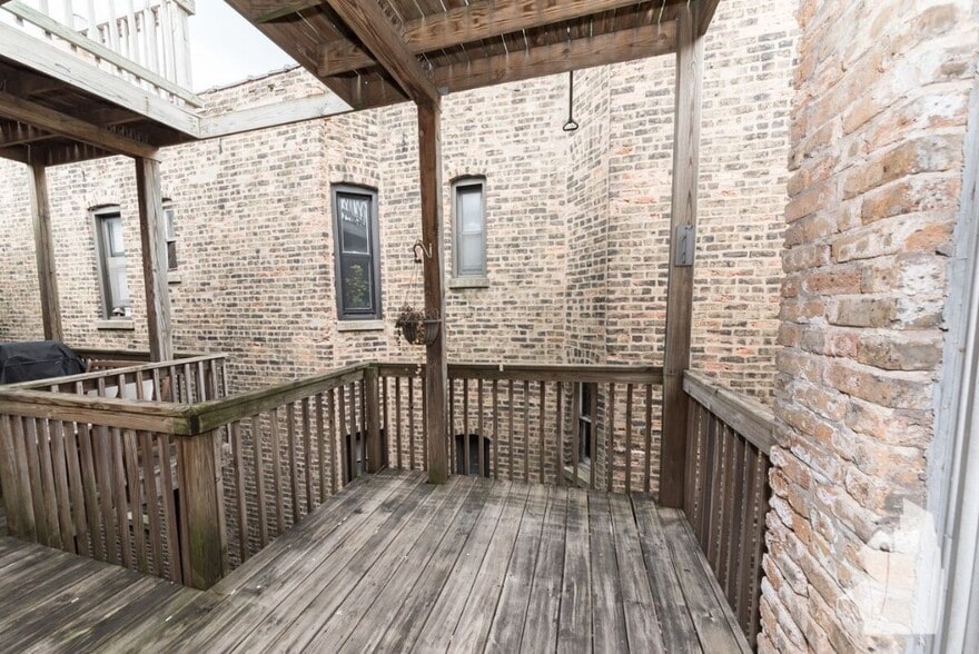 Building Photo - 923 W Waveland Ave