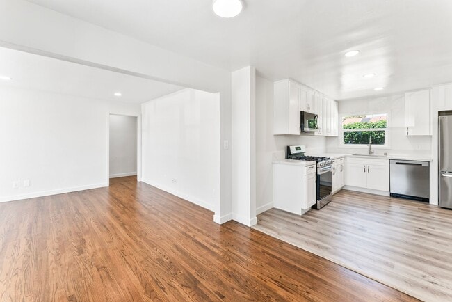 Building Photo - Nicely Remodeled 3 Bed 2 Bath in West Chul...