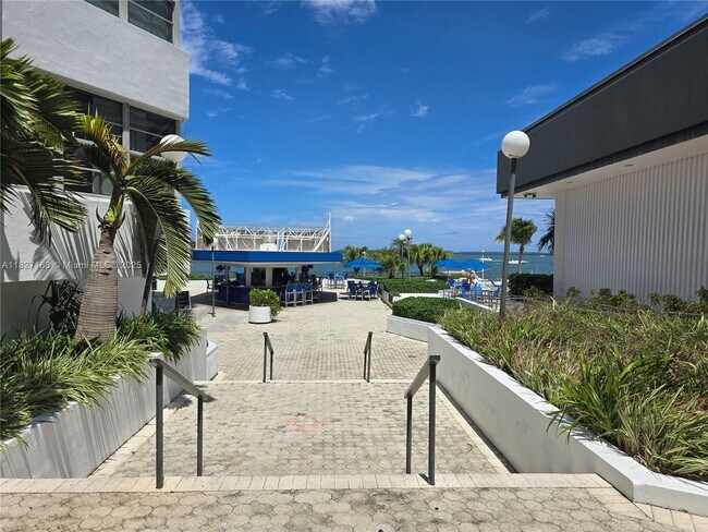 Building Photo - 999 Brickell Bay Dr