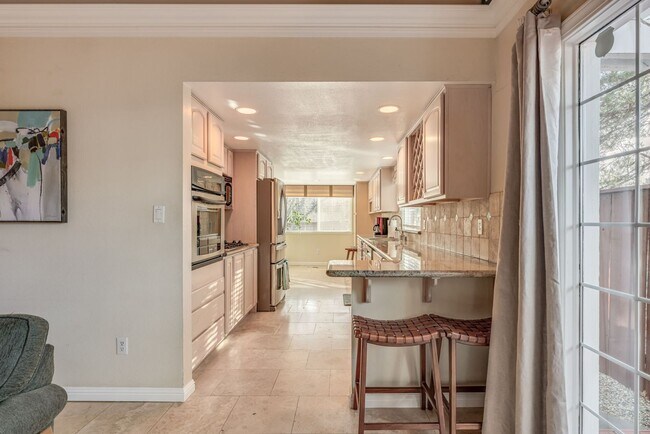 Building Photo - Fully Furnished Reno Retreat – Utilities Included & Flexible Lease Terms
