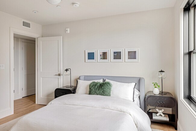 Building Photo - 421 Saratoga St