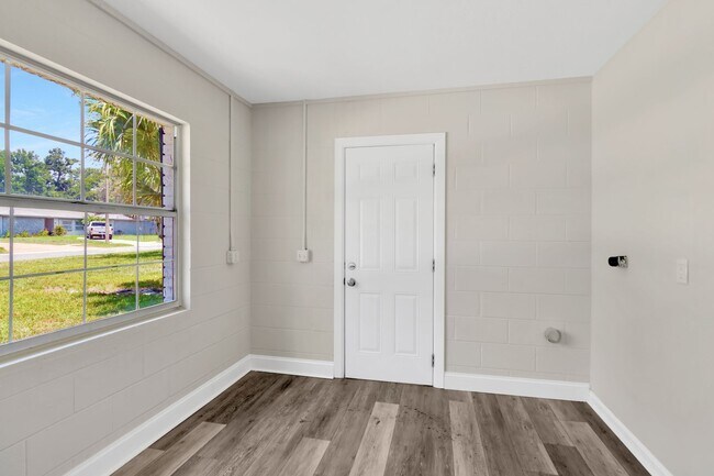 Building Photo - Remodeled Pool Home in the Heart of Brandon, FL