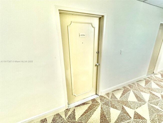 Building Photo - 1430 Brickell Bay Dr