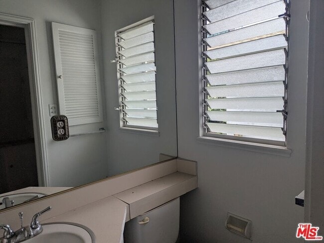 Building Photo - 1323 N Olive Dr