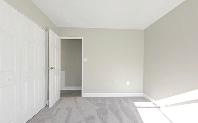 Building Photo - Renovated Herndon Condo