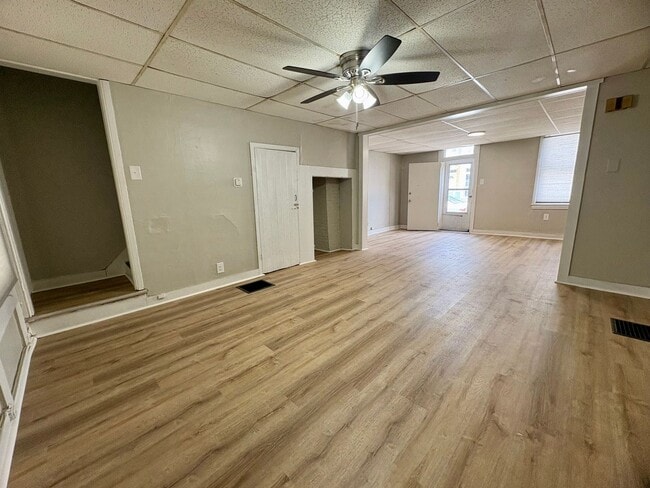 Building Photo - 2 Bedroom 1.5 Bathroom w/Bonus Room in York!