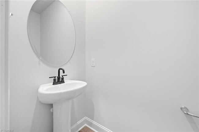 Building Photo - 1729 University Dr