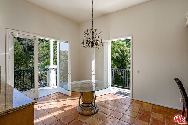Building Photo - 3780 1/2 Multiview Dr