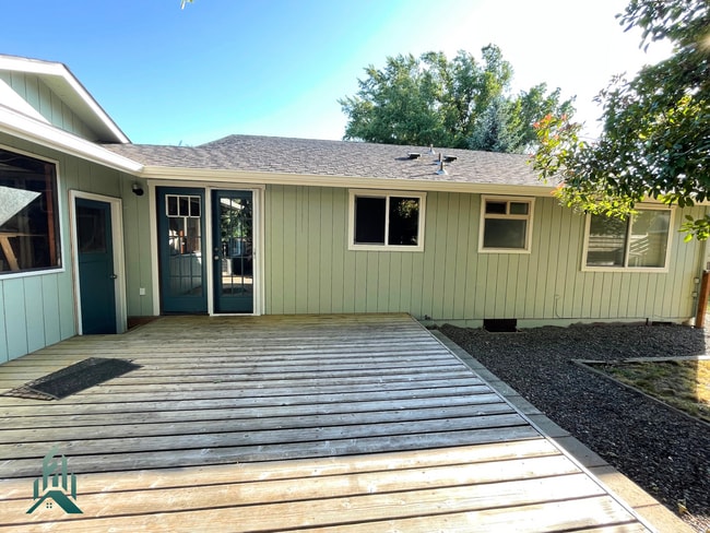 Building Photo - Quiet and comfortable 3 bed/ 1 bathroom house