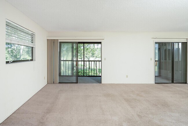 Building Photo - 10 Cristina Ct
